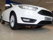 Bán xe Ford Focus trend sản xuất 2018, màu trắng giá cạnh tranh
