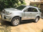 Bán Toyota Fortuner V AT đời 2010, màu bạc chính chủ