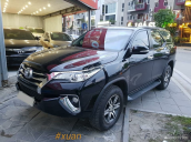 Cần bán xe Toyota Fortuner đời 2017 màu đen, máy xăng, số tự động