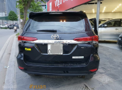 Cần bán xe Toyota Fortuner đời 2017 màu đen, máy xăng, số tự động