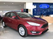 Bán Ford Focus 2018, màu đỏ, giá 570tr, BHVC, phim, ghế da, vay được 90% giá trị xe