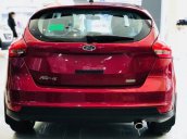 Bán Ford Focus 2018, màu đỏ, giá 570tr, BHVC, phim, ghế da, vay được 90% giá trị xe