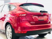 Bán Ford Focus 2018, màu đỏ, giá 570tr, BHVC, phim, ghế da, vay được 90% giá trị xe