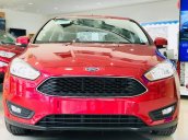 Bán Ford Focus 2018, màu đỏ, giá 570tr, BHVC, phim, ghế da, vay được 90% giá trị xe