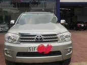 Cần bán lại xe Toyota Fortuner V 2010, màu bạc số tự động, 550 triệu