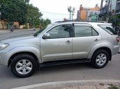 Tôi cần bán Fortuner V 2010 màu bạc xe còn đẹp vì rất ít đi nhé