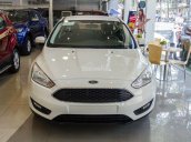 Bán Ford Focus 2018 màu trắng, hỗ trợ trả góp lên tới 90%, chỉ cần 100tr nhận xe ngay. Hỗ trợ giảm giá lên tới 70tr đồng