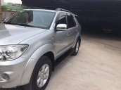 Nhà tôi cần bán xe Fortuner G 2011, máy dầu, màu bạc, xe đi kỹ và giữ gìn