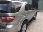 Nhà tôi cần bán xe Fortuner G 2011, máy dầu, màu bạc, xe đi kỹ và giữ gìn