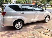 Cần bán Toyota Innova 2.0 E năm sản xuất 2017, màu xám xe gia đình