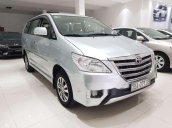 Cần bán gấp Toyota Innova V sản xuất 2015, màu bạc, giá tốt