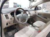 Cần bán gấp Toyota Innova V sản xuất 2015, màu bạc, giá tốt