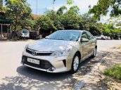 Cần bán xe Toyota Camry 2.0E năm 2015 như mới, giá 885tr