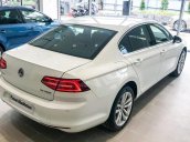 Cần bán Volkswagen Passat GP đời 2017, màu trắng, trả trước 400 triệu