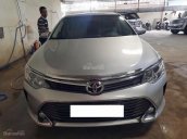 Bán Toyota Camry 2.0E đời 2016, màu bạc xe gia đình