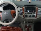 Bán Toyota Innova E đời 2016, màu bạc xe gia đình