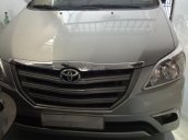 Bán Toyota Innova E đời 2016, màu bạc xe gia đình