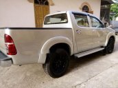 Cần bán Toyota Hilux năm sản xuất 2012, màu bạc, giá tốt