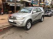 Cần tiền xay nhà bán xe Fortuner 2010, số sàn, máy dầu, màu bạc bao đẹp