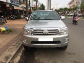 Cần tiền xay nhà bán xe Fortuner 2010, số sàn, máy dầu, màu bạc bao đẹp