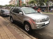 Cần tiền xay nhà bán xe Fortuner 2010, số sàn, máy dầu, màu bạc bao đẹp