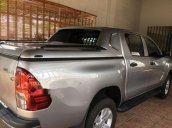 Cần bán Toyota Hilux sản xuất 2017, màu bạc như mới, 720 triệu