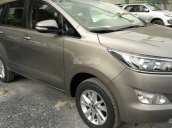 Bán Toyota Innova năm 2018, màu vàng nâu, giá tốt