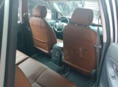 Cần bán xe Toyota Innova 2.0 E sản xuất 2013, màu bạc, giá tốt