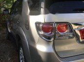 Cần bán gấp Toyota Fortuner AT đời 2013, màu bạc như mới