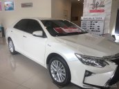 Bán Toyota Camry 2.0E màu trắng giao xe ngay, khuyến mãi hấp dẫn, hỗ trợ trả góp