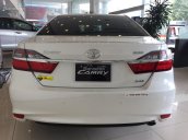Bán Toyota Camry 2.0E màu trắng giao xe ngay, khuyến mãi hấp dẫn, hỗ trợ trả góp