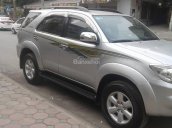 Gia đình cần bán Fortuner 2010, số tự động, máy xăng, màu bạc