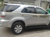 Gia đình cần bán Fortuner 2010, số tự động, máy xăng, màu bạc