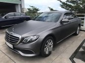 Cần bán xe Mercedes E200 sản xuất 2017, màu xám