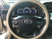 Bán Toyota Camry 2.0E màu vàng cát số tự động sản xuất T12/2014 biển Bình Dương lăn bánh đúng 39000km