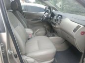 Cần bán gấp Toyota Innova đời 2016, màu bạc số sàn, 648tr