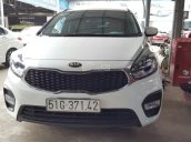 Bán Kia Rondo 2.0MT màu trắng, số sàn, sản xuất 2017, biển Sài Gòn, máy xăng mẫu mới