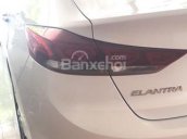 Cần bán Hyundai Elantra 2.0 năm sản xuất 2016, màu trắng, odo 1 vạn