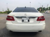 Cần bán em Mercedes E300 đời 2009 màu trắng còn cực ngầu