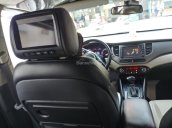 Kẹt tiền bán Kia Rondo GAT 2017 màu bạc, xe còn như mới