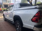 Bán xe Toyota Hilux sản xuất 2017, màu trắng như mới, giá chỉ 810 triệu