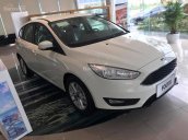 Bán Ford Focus 2018, mới 100%, khuyến mãi lớn, giá cực rẻ, đủ màu, tặng phụ kiện, hỗ trợ trả góp 80%. LH: 033.613.5555