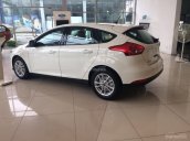 Bán Ford Focus 2018, mới 100%, khuyến mãi lớn, giá cực rẻ, đủ màu, tặng phụ kiện, hỗ trợ trả góp 80%. LH: 033.613.5555