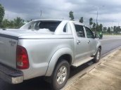 Cần bán xe Toyota Hilux đời 2012, màu bạc