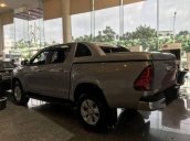 Cần bán xe Toyota Hilux 2.4G MT (4X4) sản xuất 2018, màu bạc, nhập khẩu, giá chỉ 793 triệu