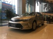 Cần bán xe Toyota Camry 2.0E sản xuất năm 2018, màu vàng