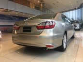 Cần bán xe Toyota Camry 2.0E sản xuất năm 2018, màu vàng