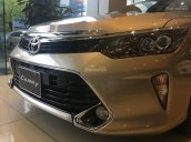 Cần bán xe Toyota Camry 2.0E sản xuất năm 2018, màu vàng