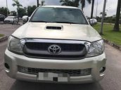 Bán xe Toyota Hilux sản xuất 2011, màu bạc số sàn