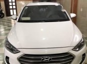 Gia đình bán Hyundai Elantra đời 2017, màu trắng, giá 525tr